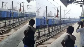 रेलवे के हाई वोल्टेज तार पर झूलता दिखा युवक, सामने आया वीडियो